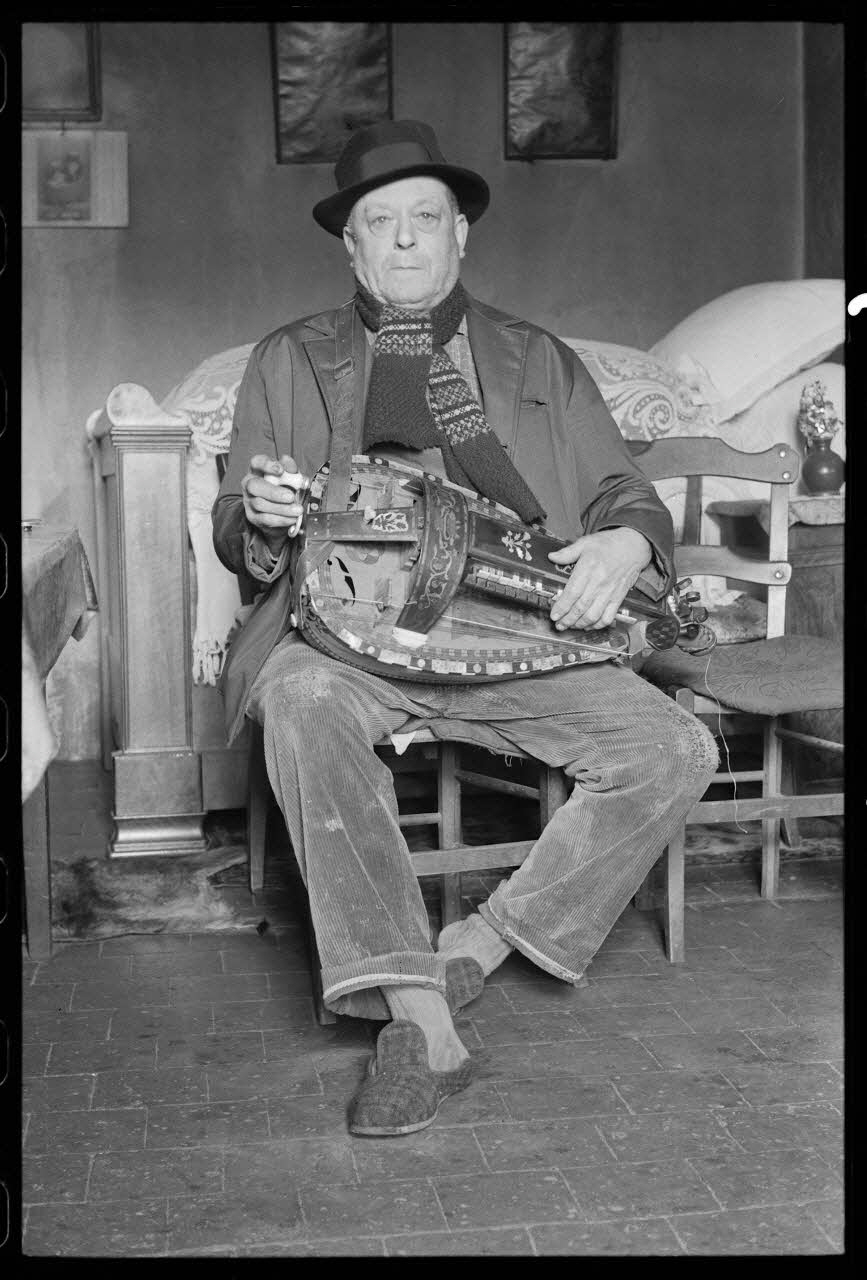 Jean Raisky photographie MNATP. Mission d'ethnomusicologie de Jean Raisky dans le Morvan et le Nivernais (24 mars 1970 - 3 avril 1970) Bourgogne, France 1970/4/2 Ph.1970.40.44 Photo