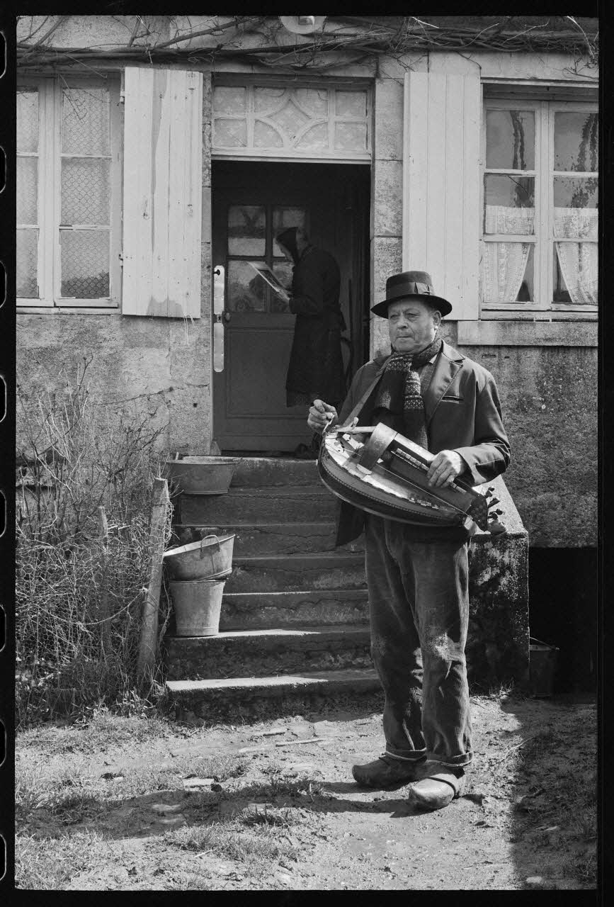 Jean Raisky photographie MNATP. Mission d'ethnomusicologie de Jean Raisky dans le Morvan et le Nivernais (24 mars 1970 - 3 avril 1970) Bourgogne, France 1970/4/2 Ph.1970.40.45 Photo