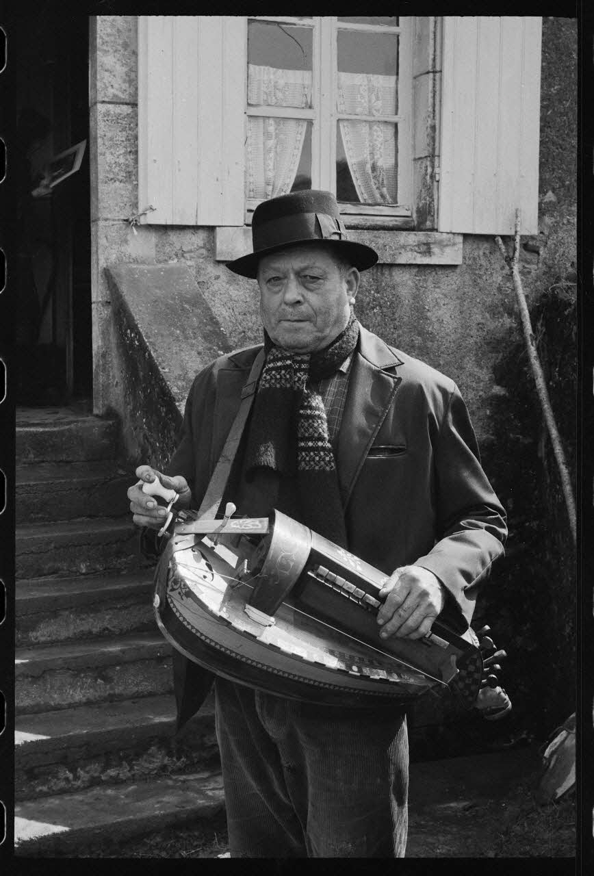 Jean Raisky photographie MNATP. Mission d'ethnomusicologie de Jean Raisky dans le Morvan et le Nivernais (24 mars 1970 - 3 avril 1970) Bourgogne, France 1970/4/2 Ph.1970.40.46 Photo