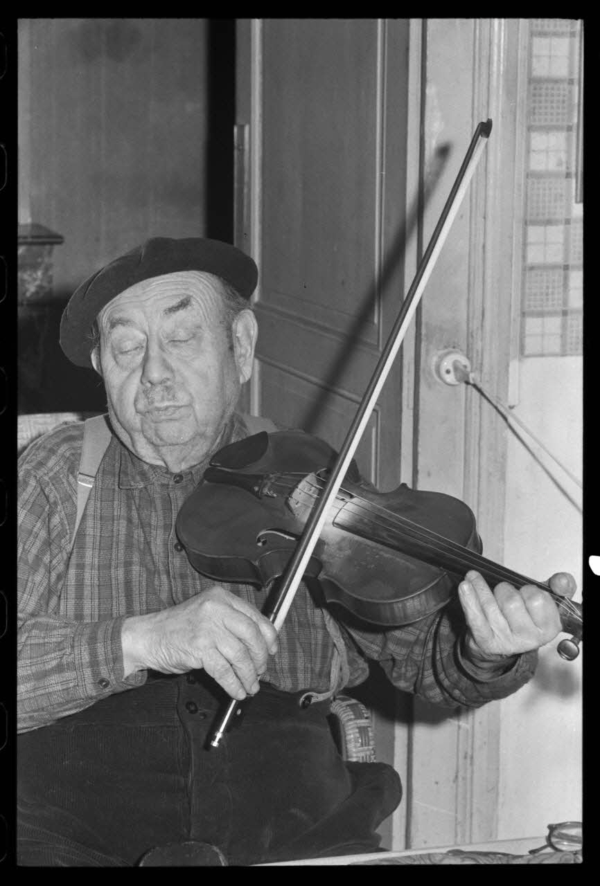 Jean Raisky photographie MNATP. Mission d'ethnomusicologie de Jean Raisky dans le Morvan et le Nivernais (24 mars 1970 - 3 avril 1970) Bourgogne, France 1970/4/3 Ph.1970.40.48 Photo