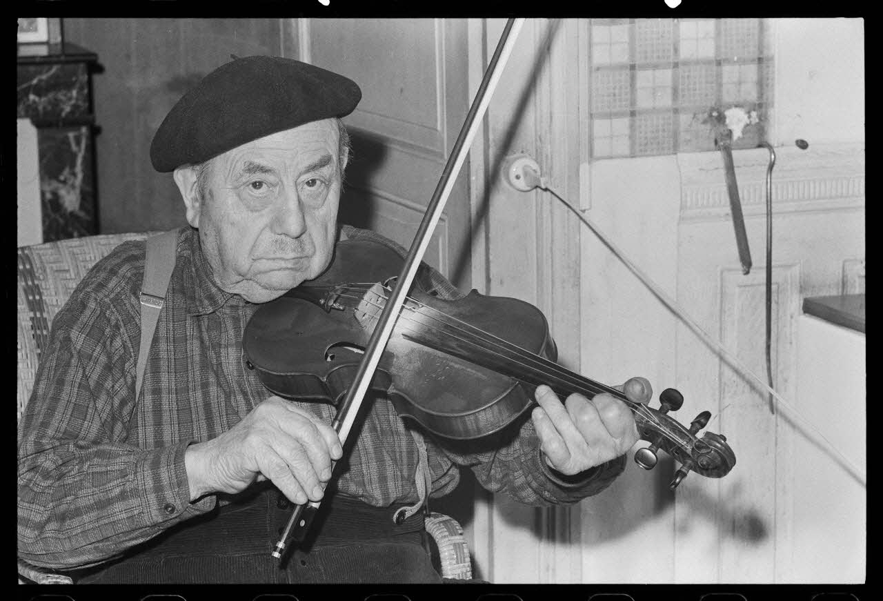 Jean Raisky photographie MNATP. Mission d'ethnomusicologie de Jean Raisky dans le Morvan et le Nivernais (24 mars 1970 - 3 avril 1970) Bourgogne, France 1970/4/3 Ph.1970.40.49 Photo