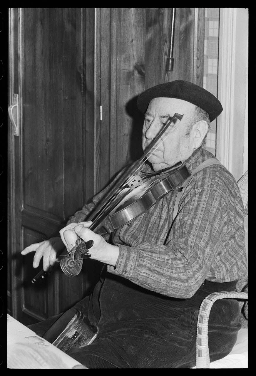 Jean Raisky photographie MNATP. Mission d'ethnomusicologie de Jean Raisky dans le Morvan et le Nivernais (24 mars 1970 - 3 avril 1970) Bourgogne, France 1970/4/3 Ph.1970.40.50 Photo