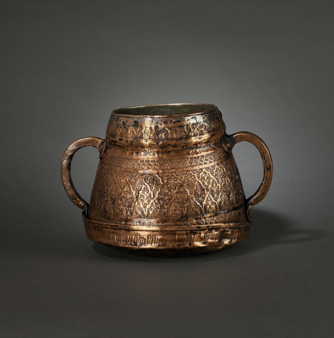 seau Seau de hamman caréné à deux anses, à décor de rinceaux et d'arcatures 2013.10.45 Photo Mucem / Marianne Kuhn