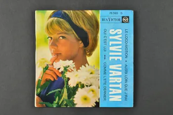 Sylvie Vartan ; RCA; ; Jean-Marie Périer disque 45 tours Comme l'été dernier France 1962 2001.69.16.2857.1-2 Photo Mucem