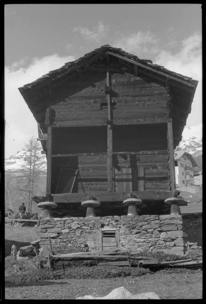 Jean Cuisenier photographie Enquête conduite par Jean Cuisenier en Suisse (du 25 mars au 8 avril 1972) Canton du Valais, Suisse 1972/4/6 Ph.1972.97.34 Photo