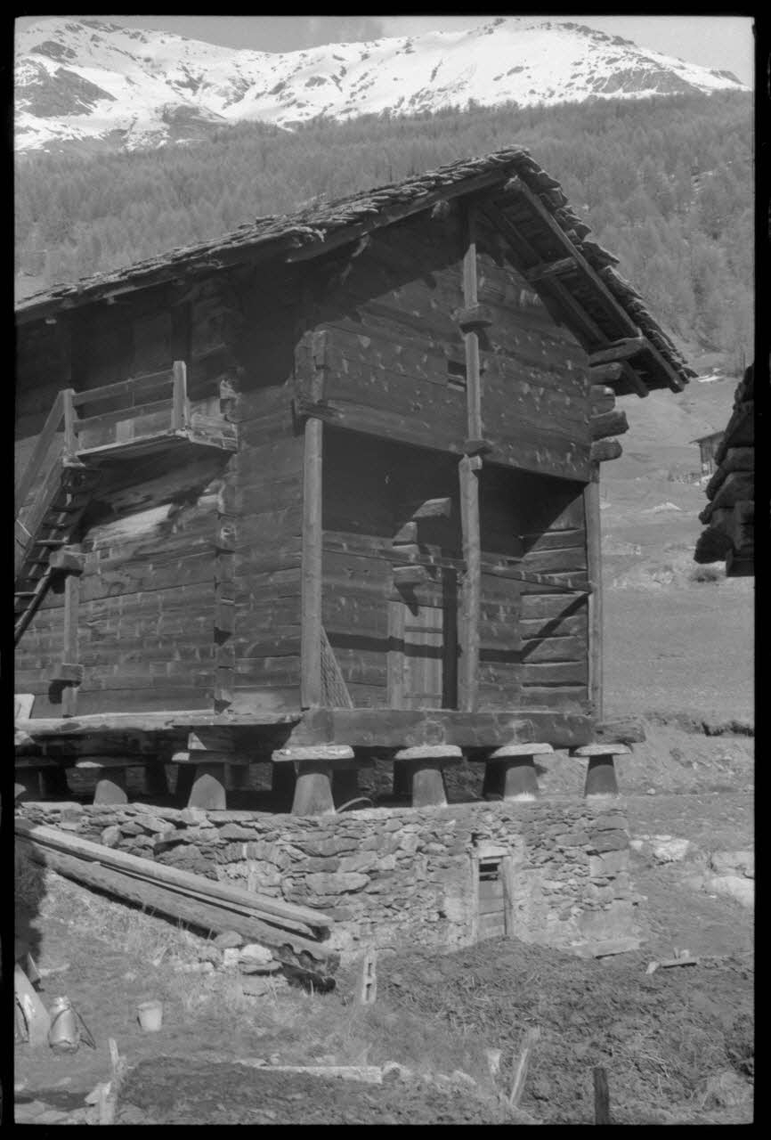 Jean Cuisenier photographie Enquête conduite par Jean Cuisenier en Suisse (du 25 mars au 8 avril 1972) Canton du Valais, Suisse 1972/4/6 Ph.1972.97.35 Photo