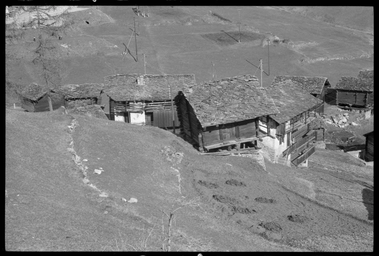 Jean Cuisenier photographie Enquête conduite par Jean Cuisenier en Suisse (du 25 mars au 8 avril 1972) Canton du Valais, Suisse 1972/4/6 Ph.1972.97.37 Photo