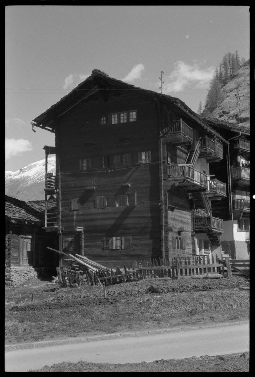 Jean Cuisenier photographie Enquête conduite par Jean Cuisenier en Suisse (du 25 mars au 8 avril 1972) Canton du Valais, Suisse 1972/4/5 Ph.1972.97.45 Photo