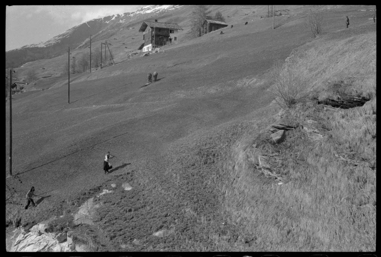 Jean Cuisenier photographie Enquête conduite par Jean Cuisenier en Suisse (du 25 mars au 8 avril 1972) Canton du Valais, Suisse 1972/4/6 Ph.1972.97.78 Photo