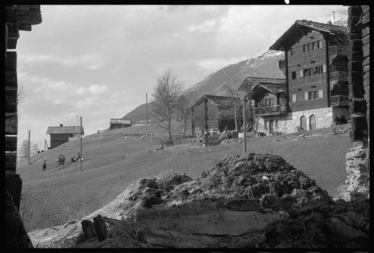 Jean Cuisenier photographie Enquête conduite par Jean Cuisenier en Suisse (du 25 mars au 8 avril 1972) Canton du Valais, Suisse 1972/4/6 Ph.1972.97.81 Photo