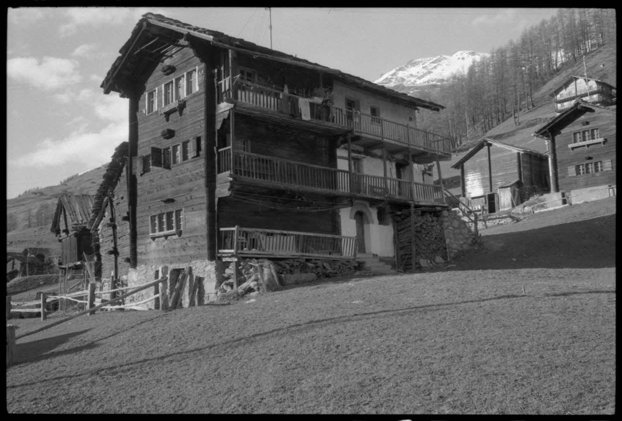 Jean Cuisenier photographie Enquête conduite par Jean Cuisenier en Suisse (du 25 mars au 8 avril 1972) Canton du Valais, Suisse 1972/4/6 Ph.1972.97.95 Photo
