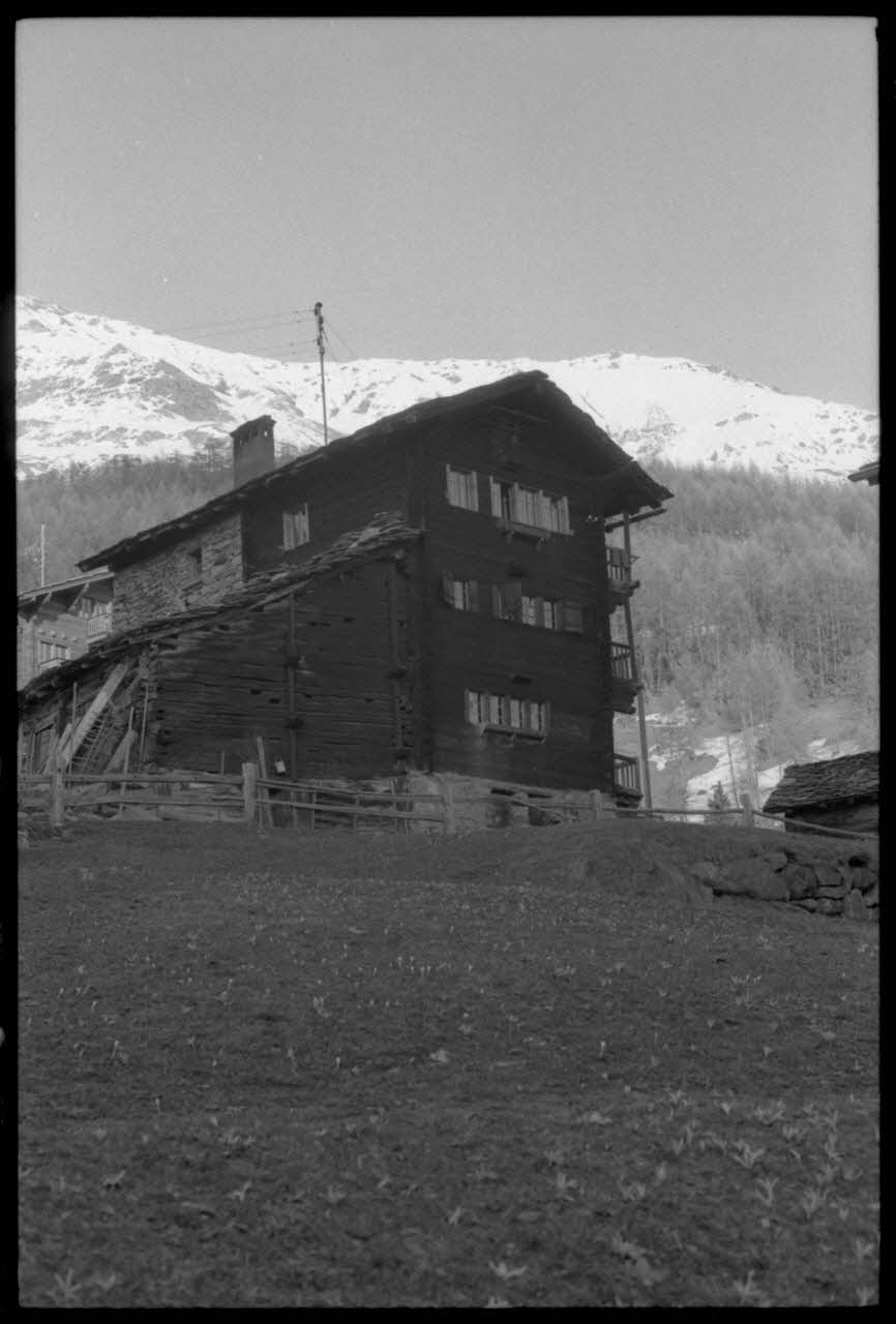 Jean Cuisenier photographie Enquête conduite par Jean Cuisenier en Suisse (du 25 mars au 8 avril 1972) Canton du Valais, Suisse 1972/4/6 Ph.1972.97.96 Photo