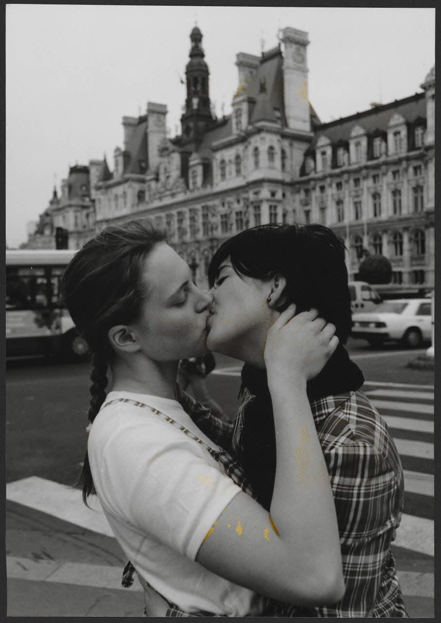 Tom Craig tirage photographique Baiser d'un couple lesbien (Lita Fressia et Sandra Michon) devant l'hôtel de ville de Paris Ile-de-France, France 1996 Ph.2014.1.1154 Photo Collection Mucem, Tom Craig