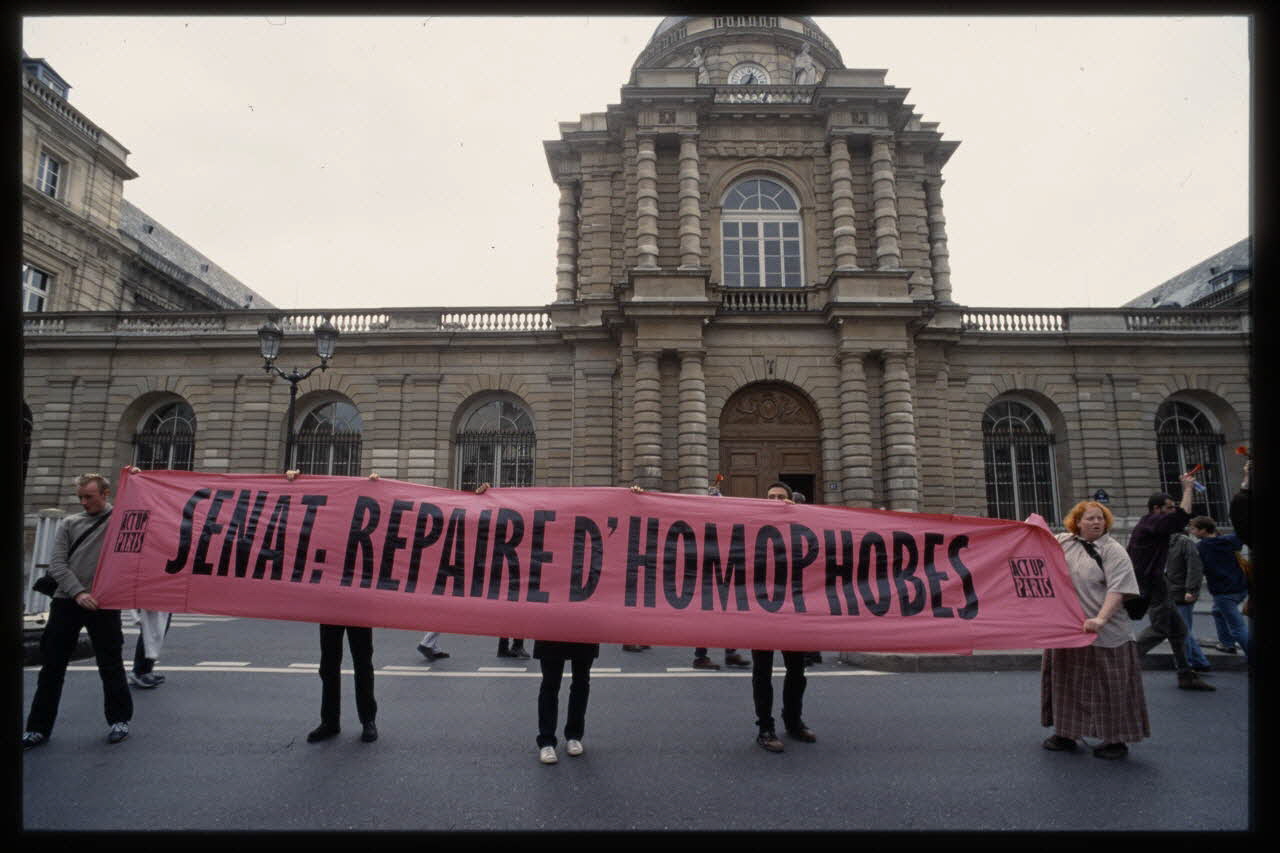 Tom Craig diapositive Zap d'Act up-Paris devant le sénat : "Sénat : repaire d'homophobes" Ile-de-France, France 1999 Ph.2014.1.1818 Photo Collection Mucem, Tom Craig