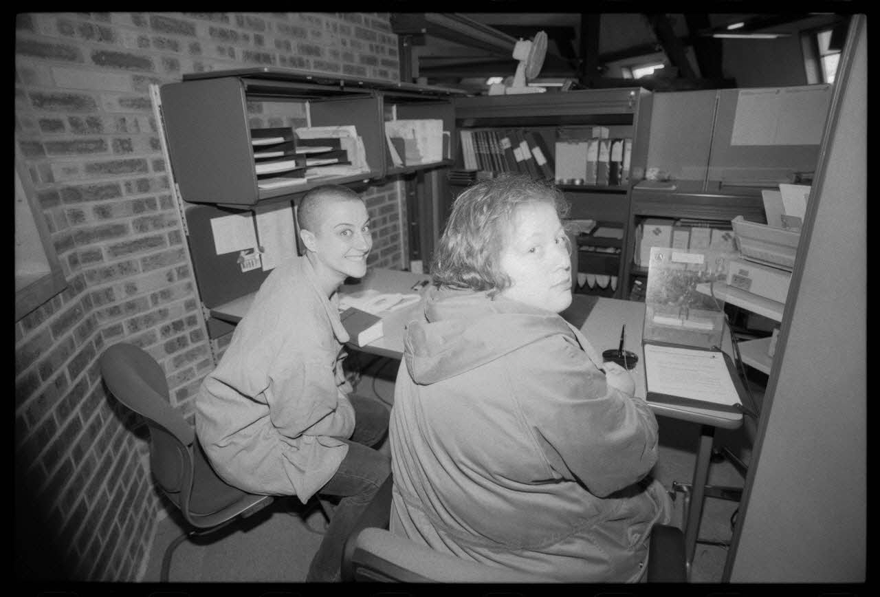 Tom Craig négatif Demande de mariage d'un couple lesbien à la Mairie du 11ème arrondissement de Paris Ile-de-France, France 1998 Ph.2014.1.1887.1 Photo Collection Mucem, Tom Craig