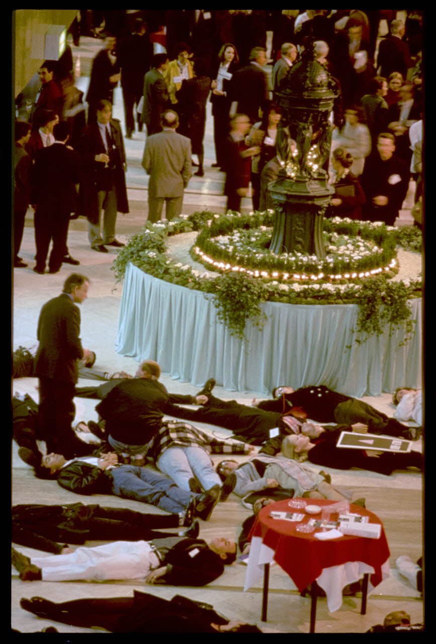 Tom Craig négatif Zap d'Act up-Paris au cocktail de clôture des "Entretiens de l'assurance" Ile-de-France, France 1995 Ph.2014.1.1888 Photo Collection Mucem, Tom Craig