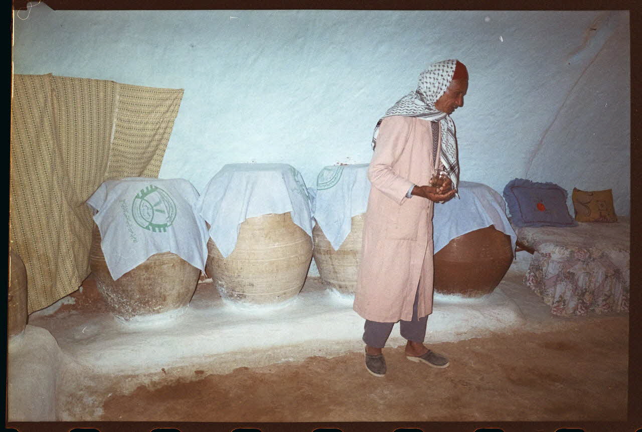 photographie MNATP. Enquête sur l'huile d'olive conduite par Jean-François Charnier (2002). Première mission Gouvernorat de Gabès, Tunisie 2002 Ph.2003.28.147 Photo