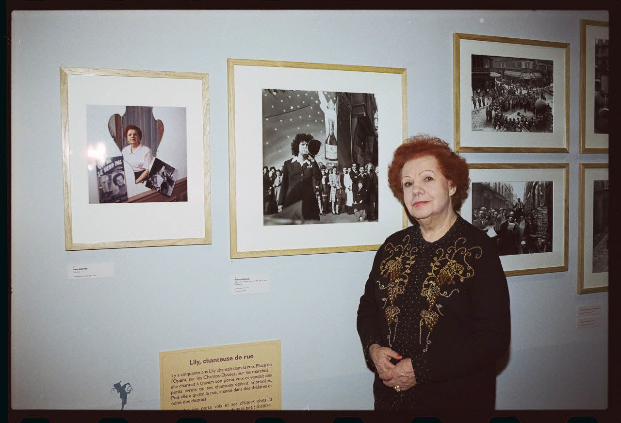Danièle Adam ; Hervé Jézéquel photographie MNATP. Exposition. Musiciens des rues de Paris (18 novembre 1997 - 27 avril 1998) Ile-de-France, France 1997/11/18 Ph.2008.00.5.12 Photo