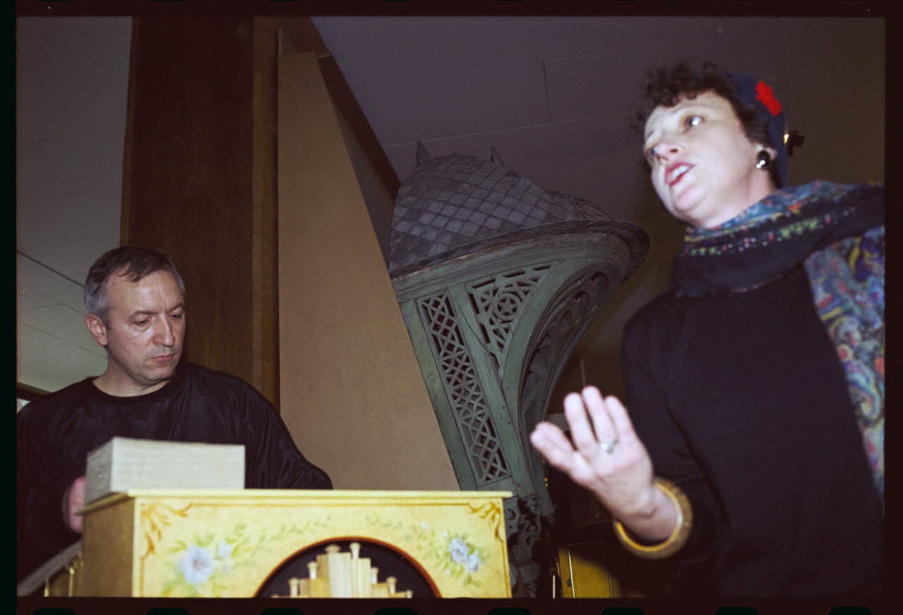 Danièle Adam ; Hervé Jézéquel photographie MNATP. Exposition. Musiciens des rues de Paris (18 novembre 1997 - 27 avril 1998) Ile-de-France, France 1997/11/18 Ph.2008.00.5.15 Photo