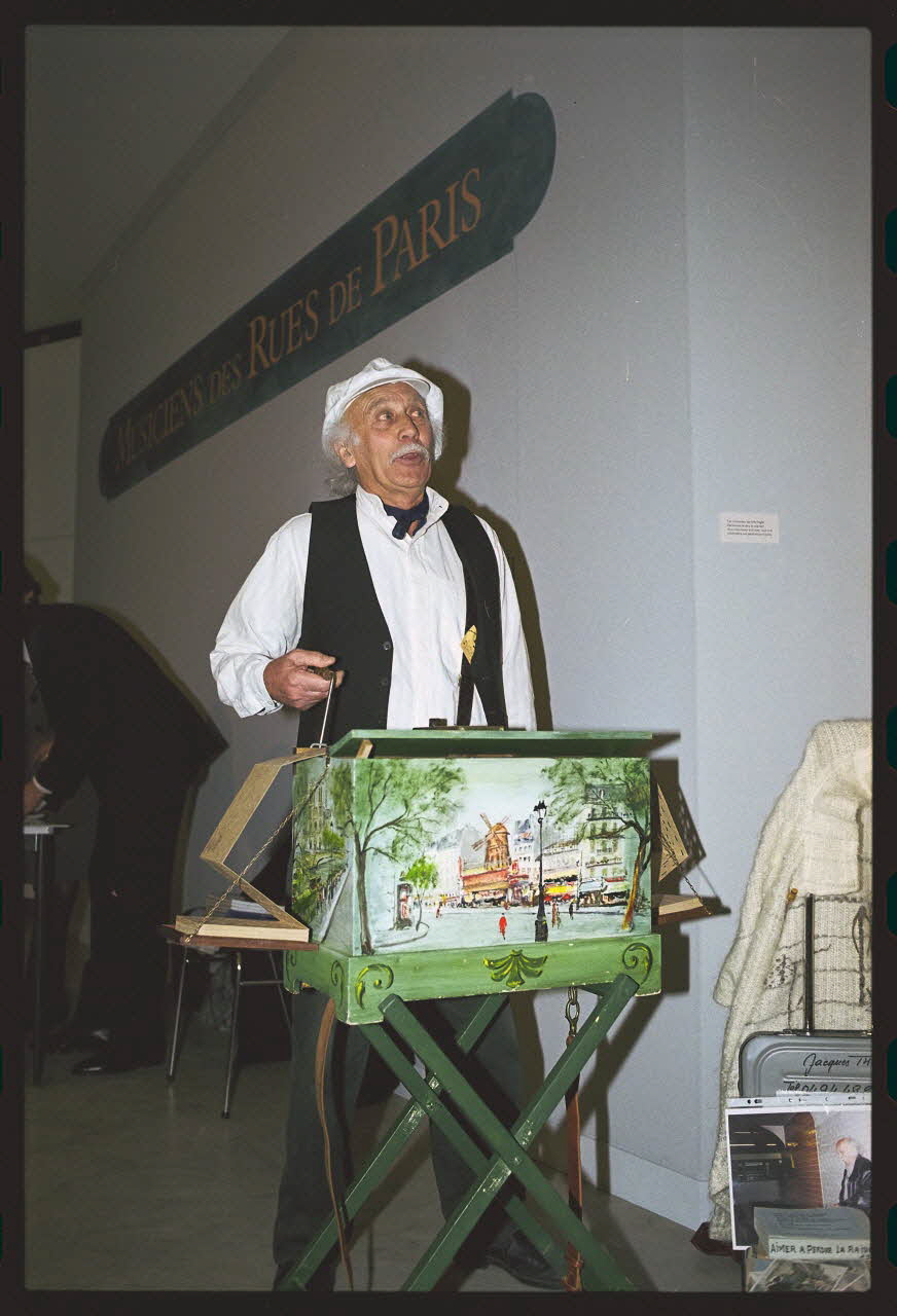 Danièle Adam ; Hervé Jézéquel photographie MNATP. Exposition. Musiciens des rues de Paris (18 novembre 1997 - 27 avril 1998) Ile-de-France, France 1997/11/18 Ph.2008.00.5.16 Photo