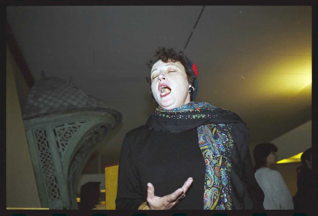 Danièle Adam ; Hervé Jézéquel photographie MNATP. Exposition. Musiciens des rues de Paris (18 novembre 1997 - 27 avril 1998) Ile-de-France, France 1997/11/18 Ph.2008.00.5.22 Photo