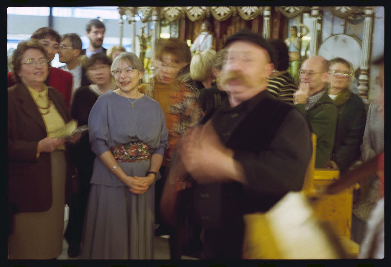 Danièle Adam ; Hervé Jézéquel photographie MNATP. Exposition. Musiciens des rues de Paris (18 novembre 1997 - 27 avril 1998) Ile-de-France, France 1997/11/18 Ph.2008.00.5.24 Photo