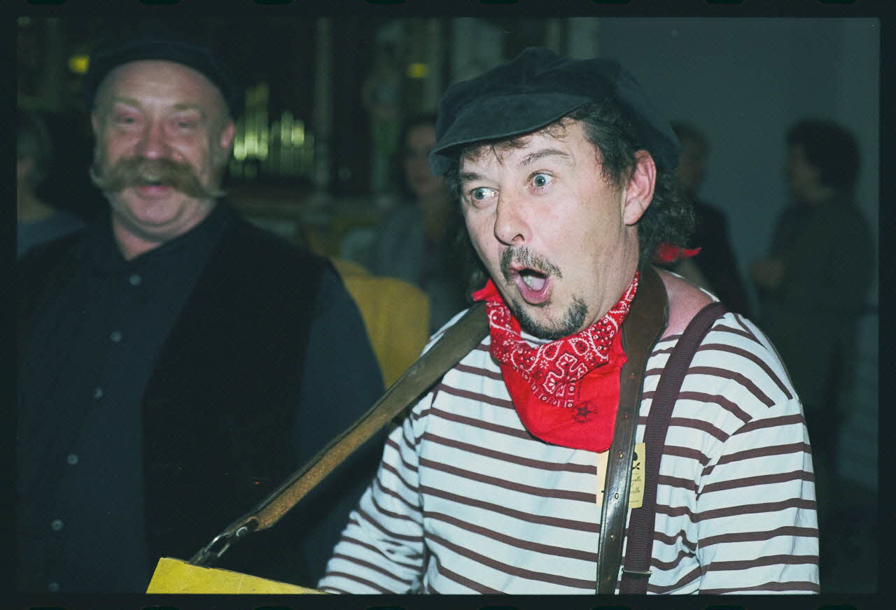 Danièle Adam ; Hervé Jézéquel photographie MNATP. Exposition. Musiciens des rues de Paris (18 novembre 1997 - 27 avril 1998) Ile-de-France, France 1997/11/18 Ph.2008.00.5.25 Photo