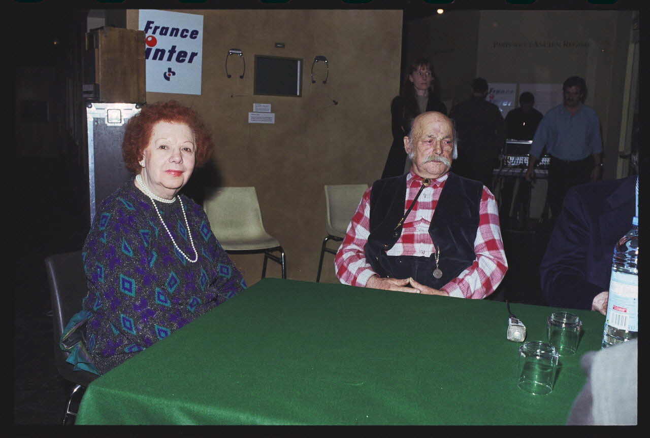 Danièle Adam ; Hervé Jézéquel photographie MNATP. Exposition. Musiciens des rues de Paris (18 novembre 1997 - 27 avril 1998) Ile-de-France, France 1998/3/23 Ph.2008.00.5.28 Photo