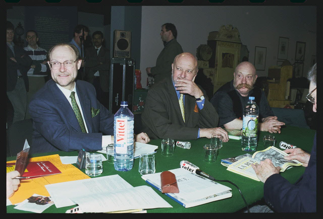 Danièle Adam ; Hervé Jézéquel photographie MNATP. Exposition. Musiciens des rues de Paris (18 novembre 1997 - 27 avril 1998) Ile-de-France, France 1998/3/23 Ph.2008.00.5.35 Photo