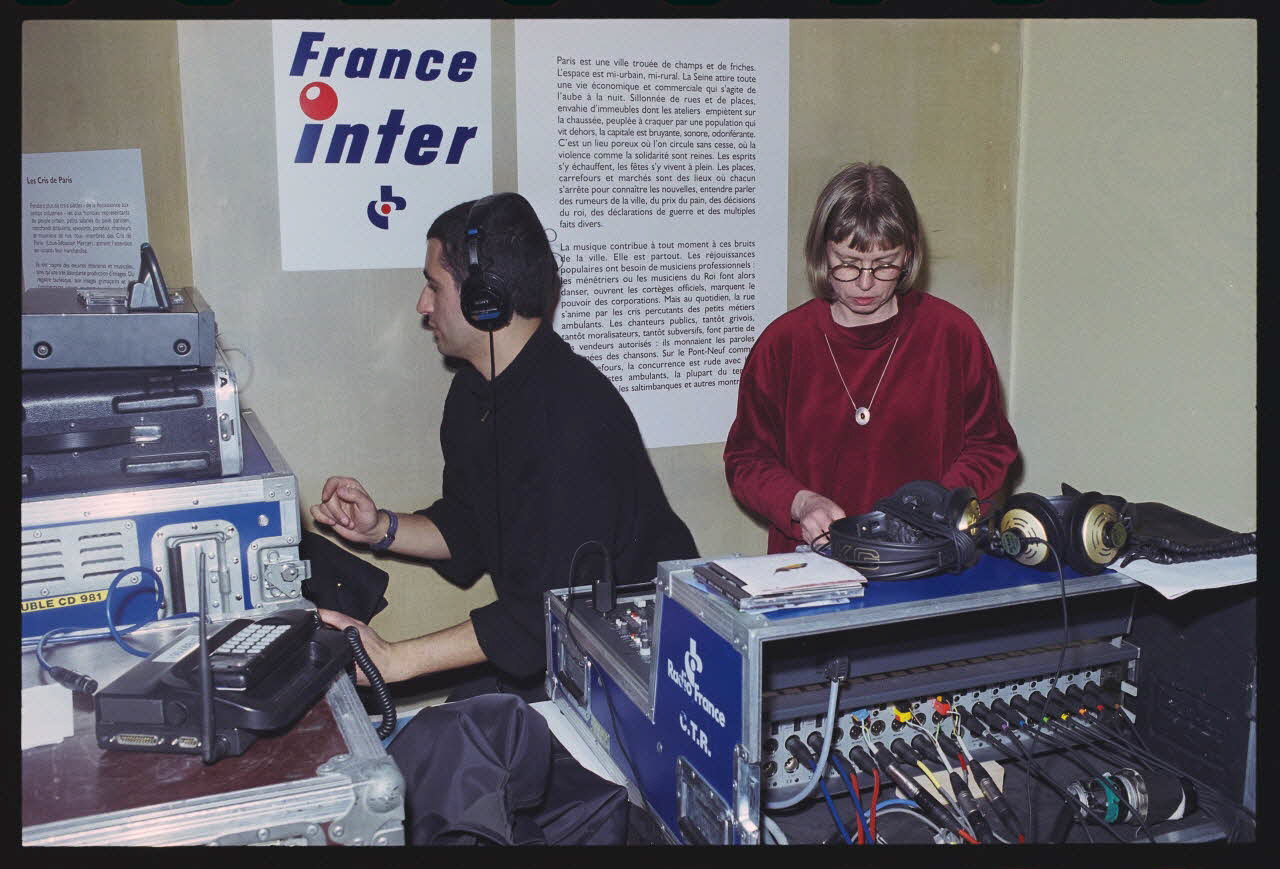 Danièle Adam ; Hervé Jézéquel photographie MNATP. Exposition. Musiciens des rues de Paris (18 novembre 1997 - 27 avril 1998) Ile-de-France, France 1998/3/23 Ph.2008.00.5.37 Photo