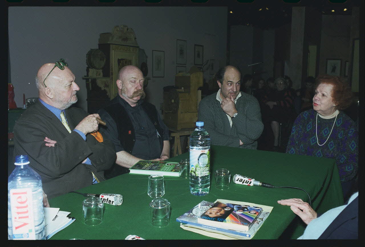 Danièle Adam ; Hervé Jézéquel photographie MNATP. Exposition. Musiciens des rues de Paris (18 novembre 1997 - 27 avril 1998) Ile-de-France, France 1998/3/23 Ph.2008.00.5.39 Photo