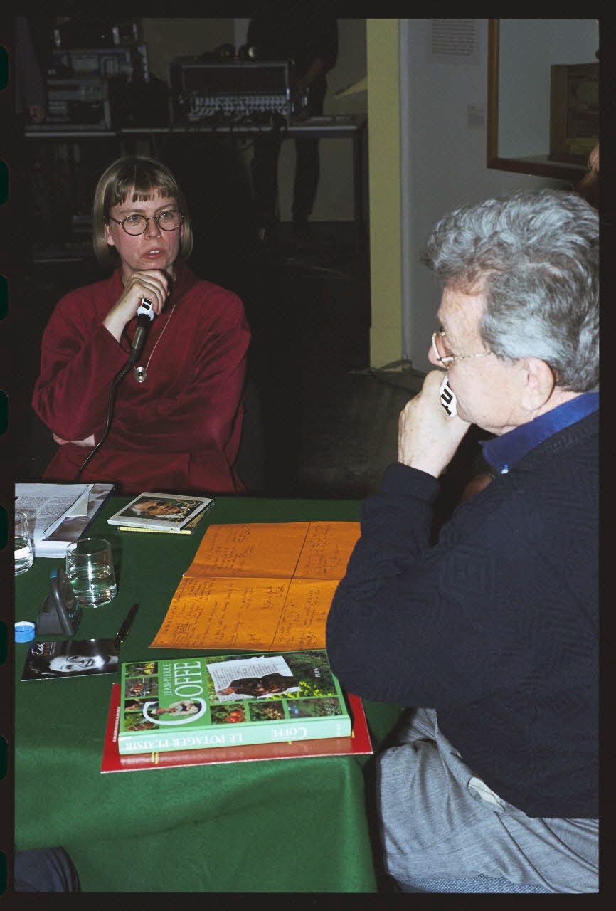 Danièle Adam ; Hervé Jézéquel photographie MNATP. Exposition. Musiciens des rues de Paris (18 novembre 1997 - 27 avril 1998) Ile-de-France, France 1998/3/23 Ph.2008.00.5.42 Photo