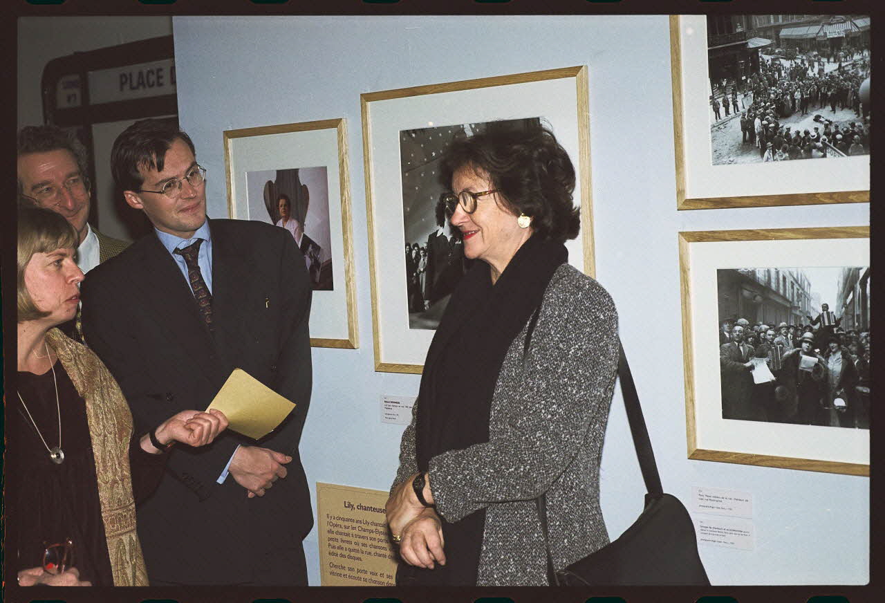 Danièle Adam ; Hervé Jézéquel photographie MNATP. Exposition. Musiciens des rues de Paris (18 novembre 1997 - 27 avril 1998) Ile-de-France, France 1997/11/18 Ph.2008.00.5.5 Photo