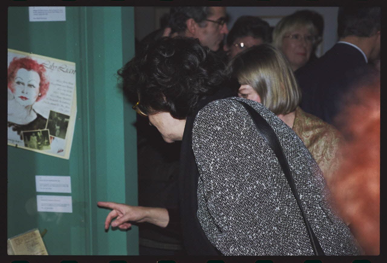 Danièle Adam ; Hervé Jézéquel photographie MNATP. Exposition. Musiciens des rues de Paris (18 novembre 1997 - 27 avril 1998) Ile-de-France, France 1997/11/18 Ph.2008.00.5.6 Photo