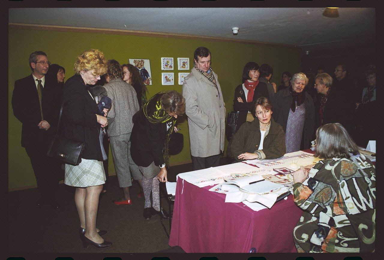 Hervé Jézéquel ; Danièle Adam photographie MNATP. Exposition. Point de croix : au bonheur des filles (13 novembre 2001 - 5 mars 2002) Ile-de-France, France 2001/11/13 Ph.2011.00.36.37 Photo