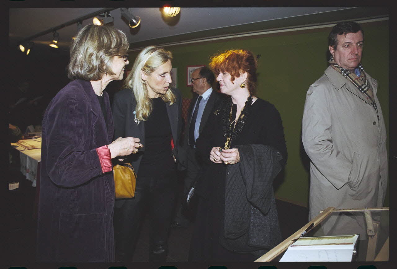 Hervé Jézéquel ; Danièle Adam photographie MNATP. Exposition. Point de croix : au bonheur des filles (13 novembre 2001 - 5 mars 2002) Ile-de-France, France 2001/11/13 Ph.2011.00.36.38 Photo