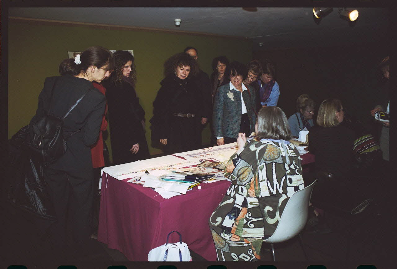 Hervé Jézéquel ; Danièle Adam photographie MNATP. Exposition. Point de croix : au bonheur des filles (13 novembre 2001 - 5 mars 2002) Ile-de-France, France 2001/11/13 Ph.2011.00.36.39 Photo