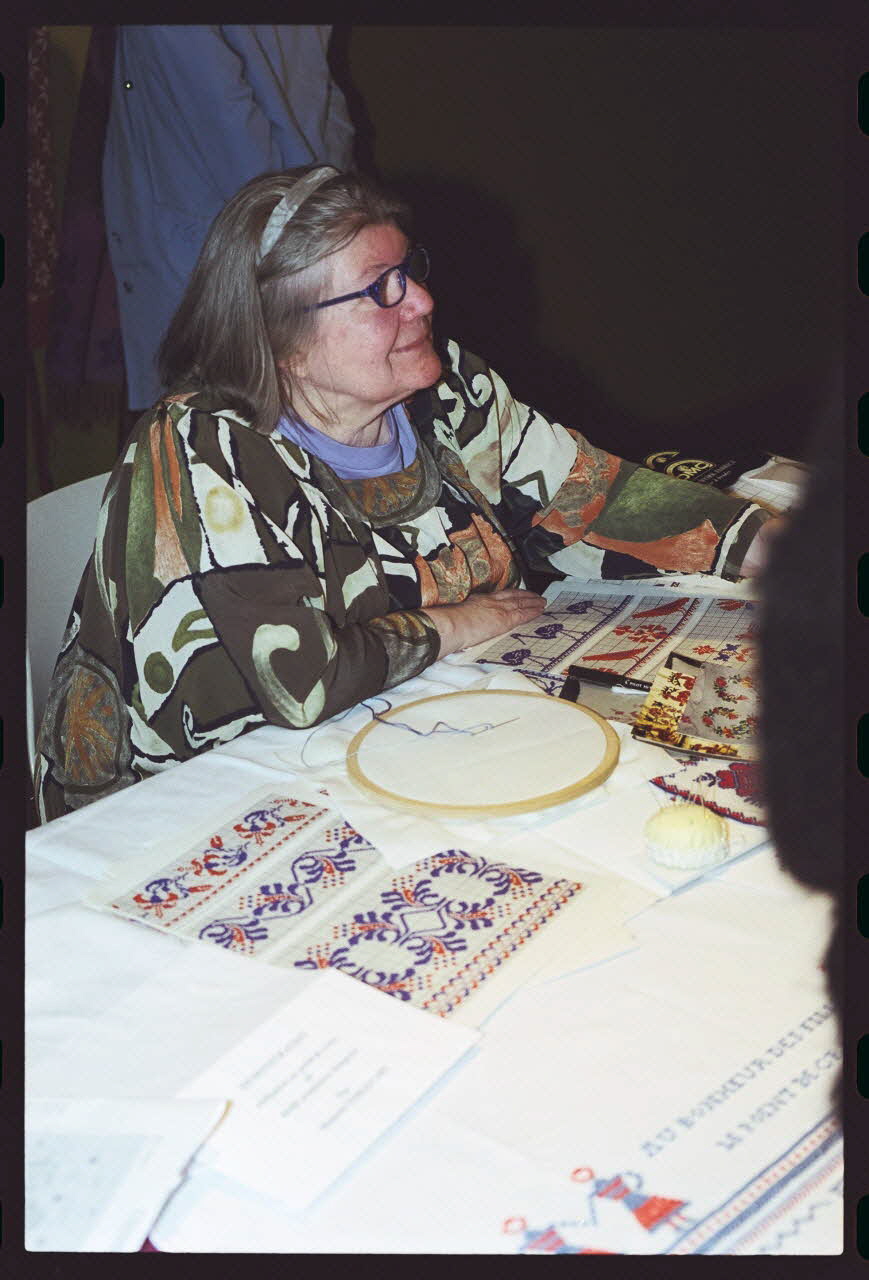 Hervé Jézéquel ; Danièle Adam photographie MNATP. Exposition. Point de croix : au bonheur des filles (13 novembre 2001 - 5 mars 2002) Ile-de-France, France 2001/11/13 Ph.2011.00.36.40 Photo