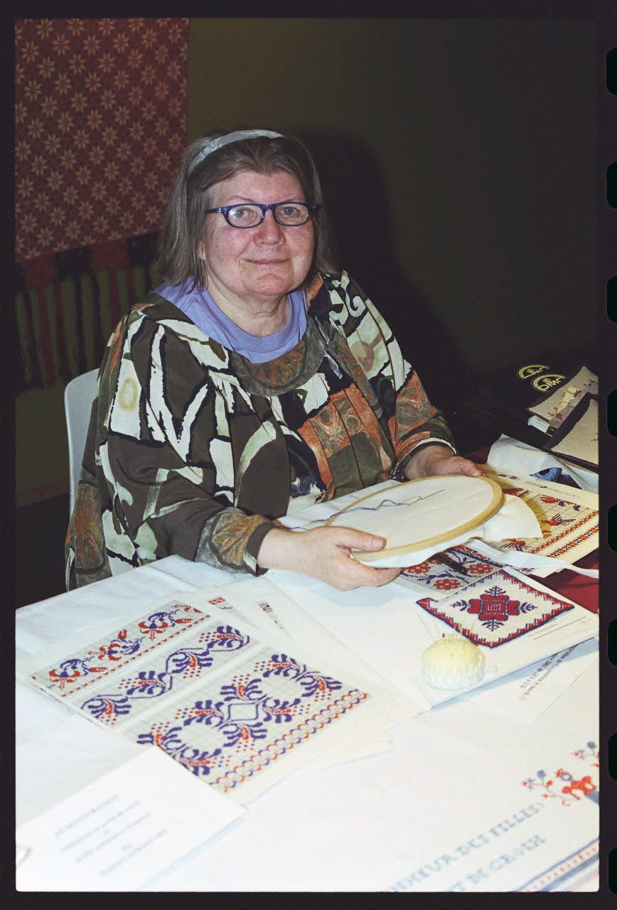Hervé Jézéquel ; Danièle Adam photographie MNATP. Exposition. Point de croix : au bonheur des filles (13 novembre 2001 - 5 mars 2002) Ile-de-France, France 2001/11/13 Ph.2011.00.36.41 Photo