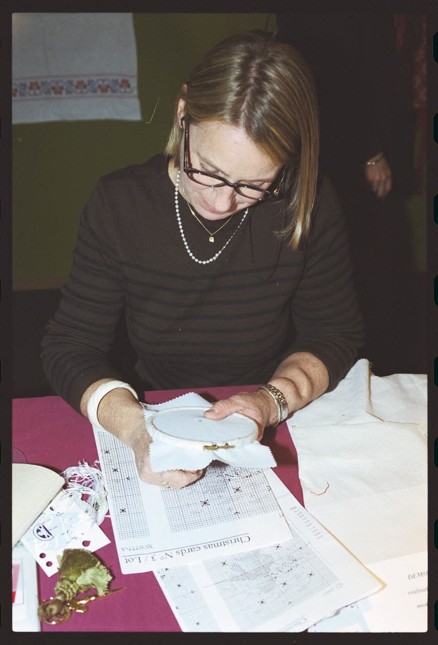 Hervé Jézéquel ; Danièle Adam photographie MNATP. Exposition. Point de croix : au bonheur des filles (13 novembre 2001 - 5 mars 2002) Ile-de-France, France 2001/11/13 Ph.2011.00.36.42 Photo