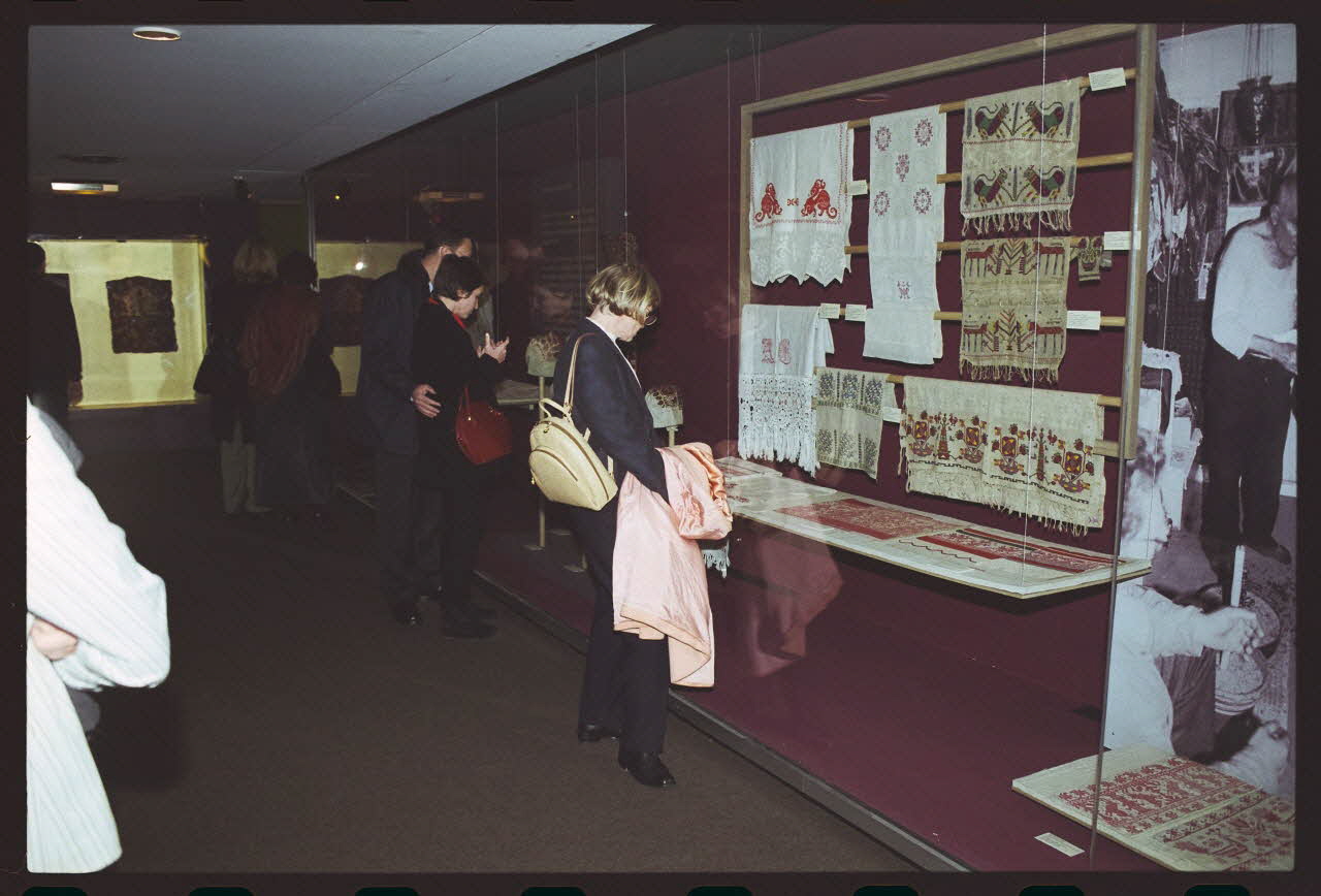 Hervé Jézéquel ; Danièle Adam photographie MNATP. Exposition. Point de croix : au bonheur des filles (13 novembre 2001 - 5 mars 2002) Ile-de-France, France 2001/11/13 Ph.2011.00.36.43 Photo