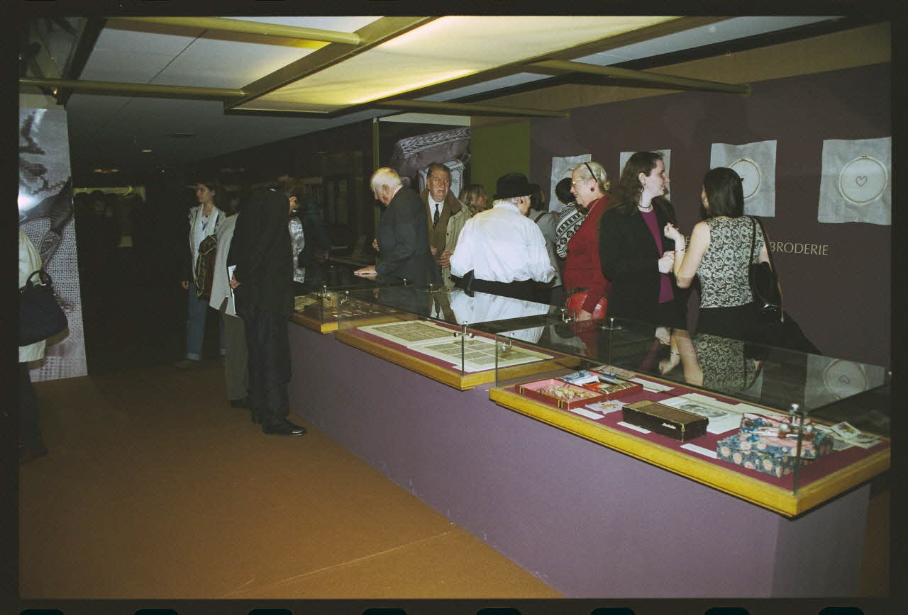 Hervé Jézéquel ; Danièle Adam photographie MNATP. Exposition. Point de croix : au bonheur des filles (13 novembre 2001 - 5 mars 2002) Ile-de-France, France 2001/11/13 Ph.2011.00.36.44 Photo