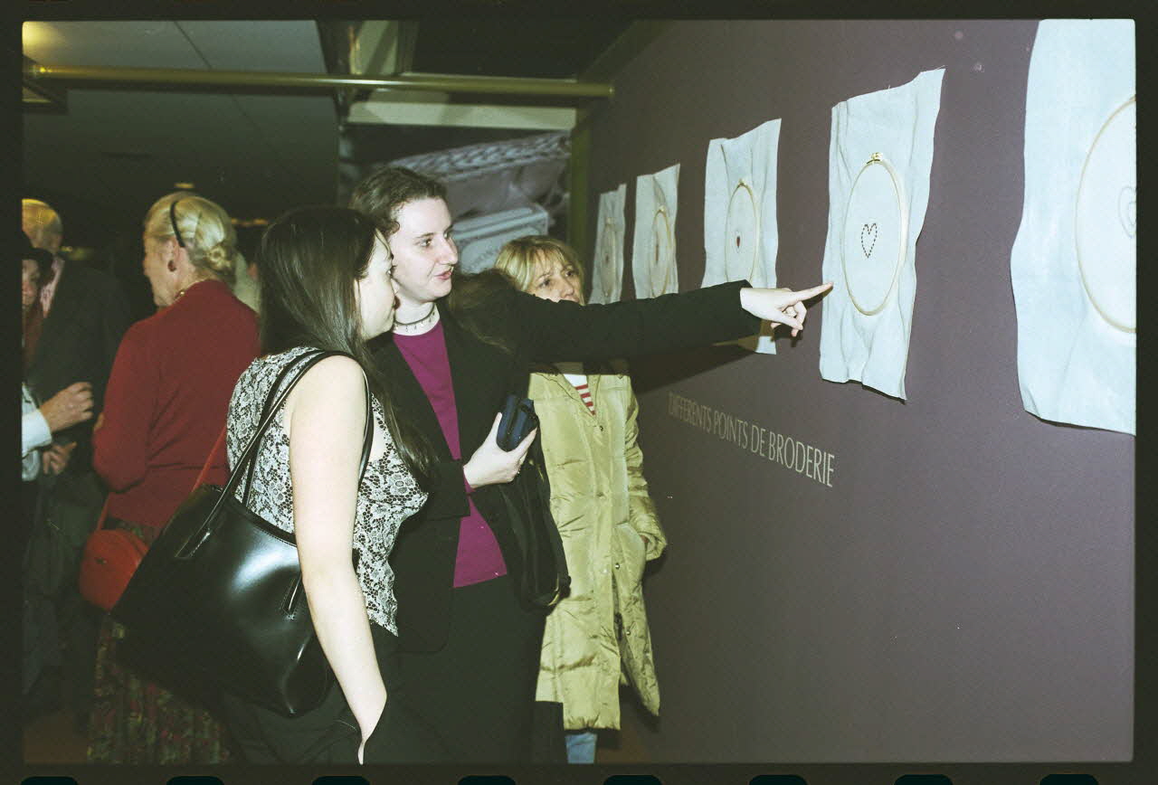 Hervé Jézéquel ; Danièle Adam photographie MNATP. Exposition. Point de croix : au bonheur des filles (13 novembre 2001 - 5 mars 2002) Ile-de-France, France 2001/11/13 Ph.2011.00.36.45 Photo