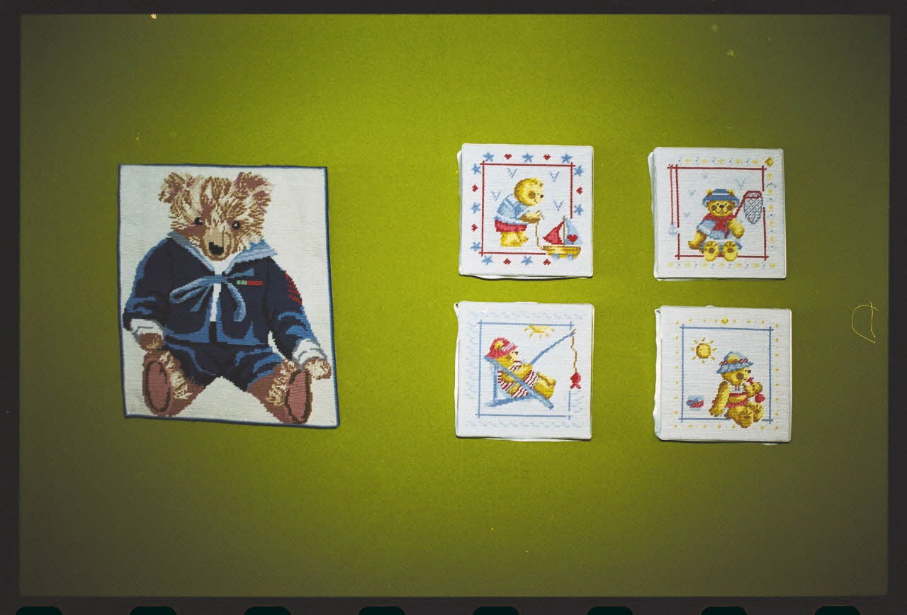 Hervé Jézéquel ; Danièle Adam photographie MNATP. Exposition. Point de croix : au bonheur des filles (13 novembre 2001 - 5 mars 2002) Ile-de-France, France 2001/11/13 Ph.2011.00.36.46 Photo