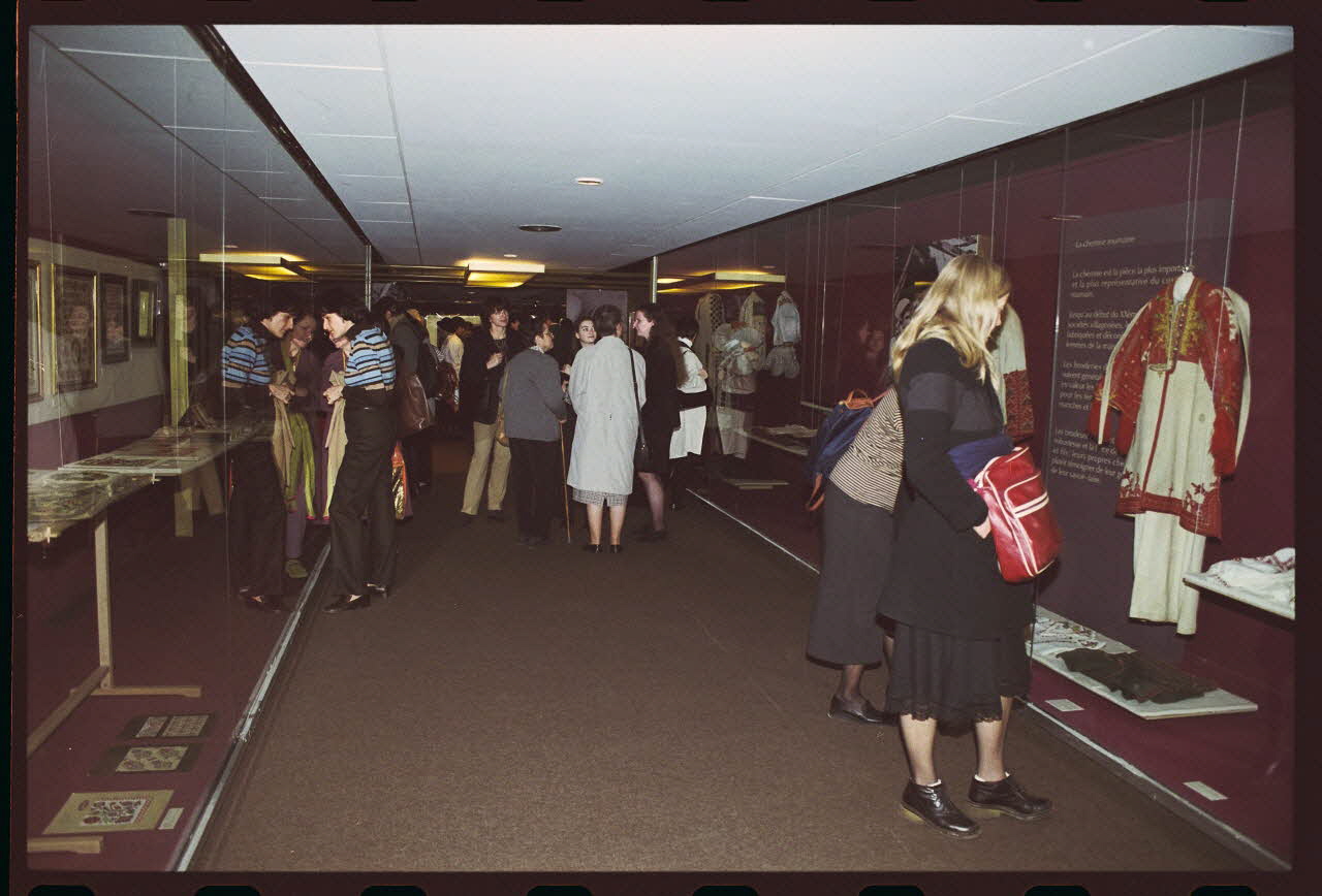 Hervé Jézéquel ; Danièle Adam photographie MNATP. Exposition. Point de croix : au bonheur des filles (13 novembre 2001 - 5 mars 2002) Ile-de-France, France 2001/11/13 Ph.2011.00.36.47 Photo