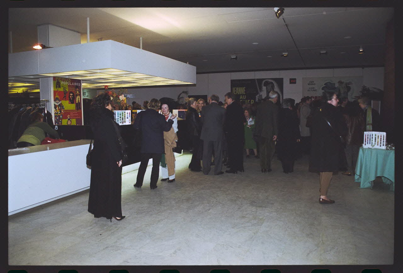 Hervé Jézéquel ; Danièle Adam photographie MNATP. Exposition. Point de croix : au bonheur des filles (13 novembre 2001 - 5 mars 2002) Ile-de-France, France 2001/11/13 Ph.2011.00.36.48 Photo