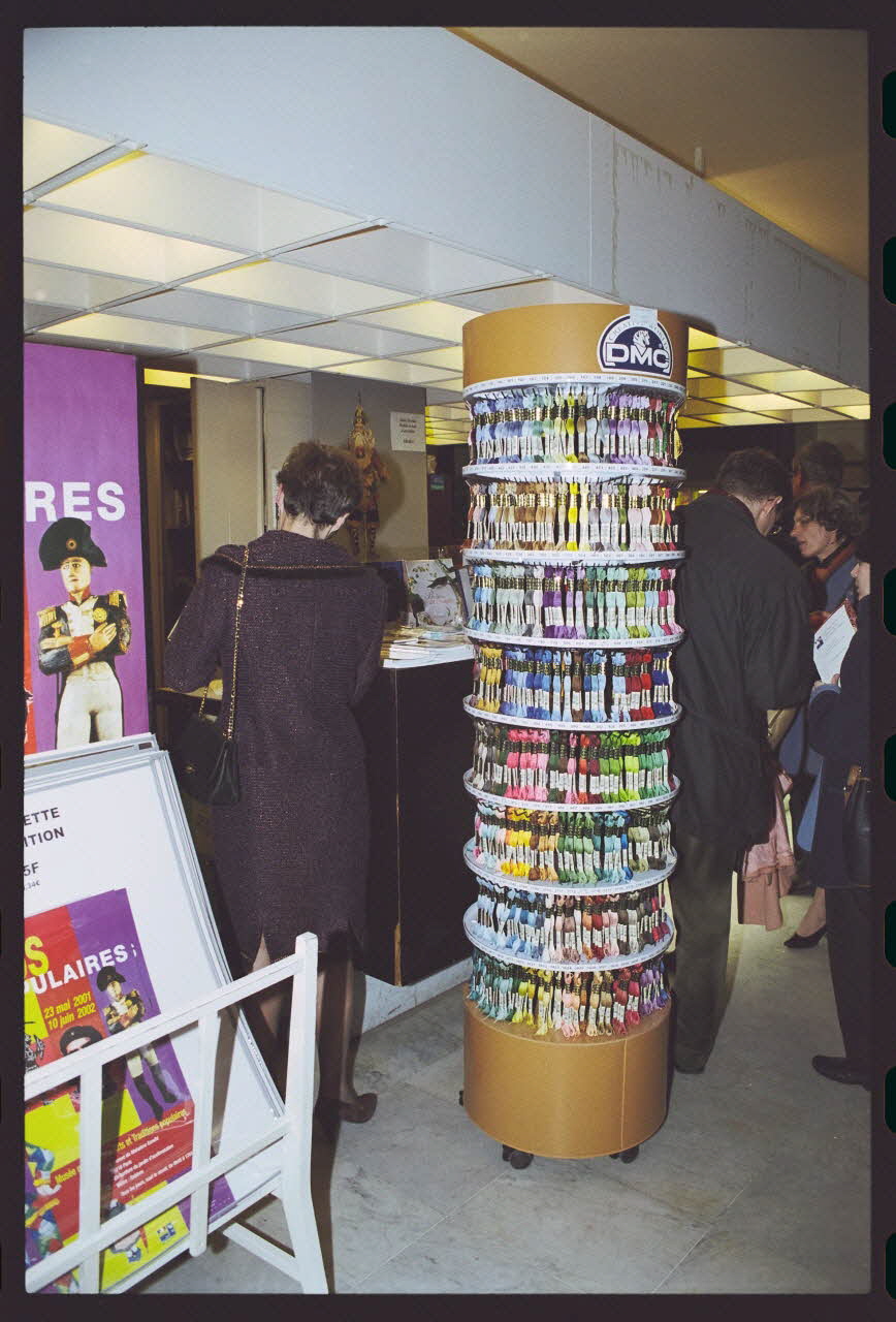 Hervé Jézéquel ; Danièle Adam photographie MNATP. Exposition. Point de croix : au bonheur des filles (13 novembre 2001 - 5 mars 2002) Ile-de-France, France 2001/11/13 Ph.2011.00.36.49 Photo