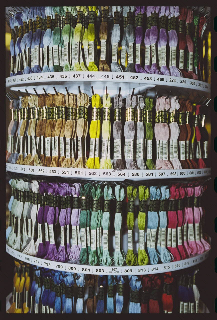 Hervé Jézéquel ; Danièle Adam photographie MNATP. Exposition. Point de croix : au bonheur des filles (13 novembre 2001 - 5 mars 2002) Ile-de-France, France 2001/11/13 Ph.2011.00.36.50 Photo