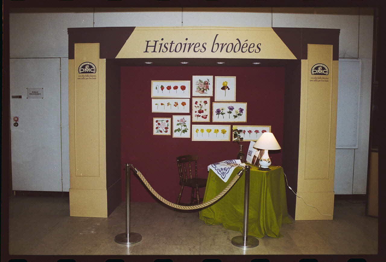 Hervé Jézéquel ; Danièle Adam photographie MNATP. Exposition. Point de croix : au bonheur des filles (13 novembre 2001 - 5 mars 2002) Ile-de-France, France 2001/11/13 Ph.2011.00.36.51 Photo