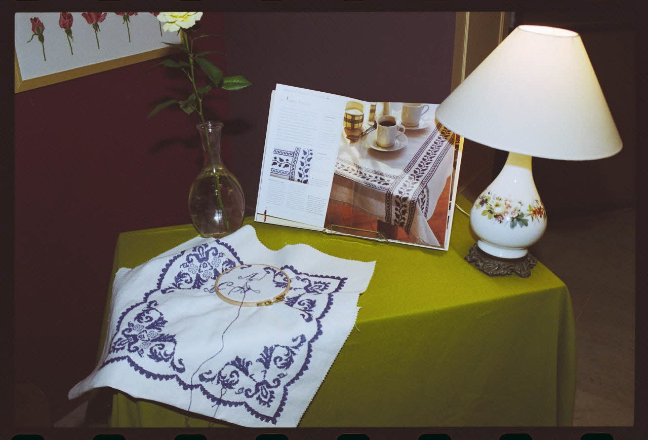 Hervé Jézéquel ; Danièle Adam photographie MNATP. Exposition. Point de croix : au bonheur des filles (13 novembre 2001 - 5 mars 2002) Ile-de-France, France 2001/11/13 Ph.2011.00.36.52 Photo